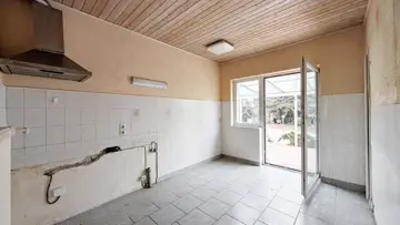 Küche mit Ausgang zur Terrasse