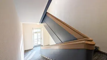 Treppenhaus mit Aufzug