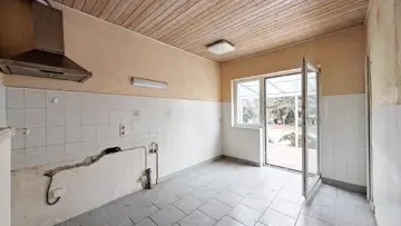 Küche mit Ausgang zur Terrasse