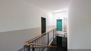 Treppenhaus mit Aufzug - links Eingang