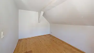 Schlafzimmer DG leer