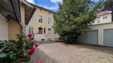 Rückansicht, Hof