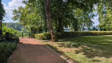 Ausgang zum Uferweg