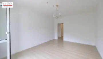 Wohnzimmer Blick zum Flur leergeräumt KI