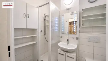 Badezimmer leergeräumt KI