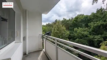 Balkon mit Blick in den Wald