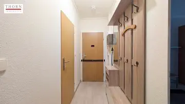 Flur mit Sicherheitseingangstür